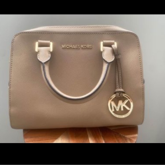 Michael Kors purse - Picture 1 of 6